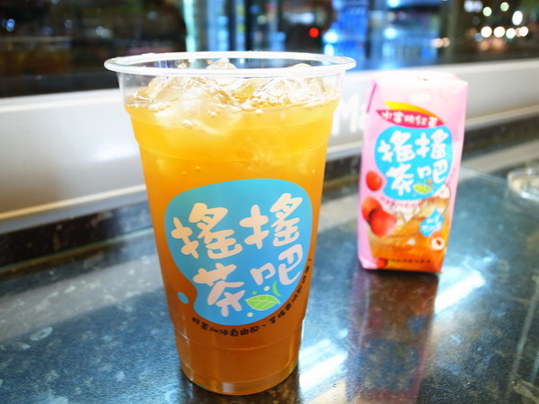 《全家搖搖茶吧：<食記> 冰涼ㄧ夏！！！全家搖搖茶吧～水蜜桃紅茶