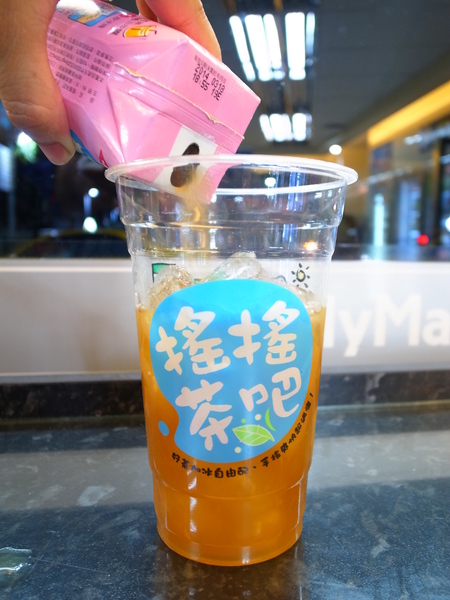 《全家搖搖茶吧：<食記> 冰涼ㄧ夏！！！全家搖搖茶吧～水蜜桃紅茶