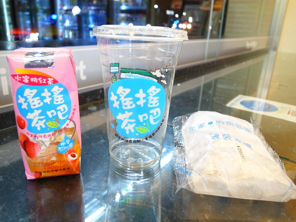 《全家搖搖茶吧：<食記> 冰涼ㄧ夏！！！全家搖搖茶吧～水蜜桃紅茶