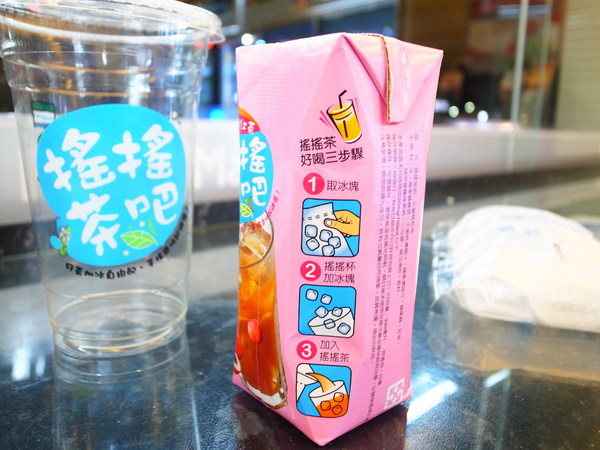 《全家搖搖茶吧：<食記> 冰涼ㄧ夏！！！全家搖搖茶吧～水蜜桃紅茶