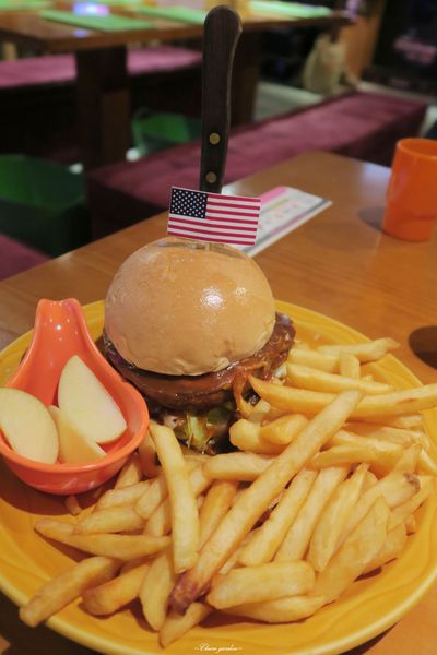 Route66 美式餐廳：台北 捷運忠孝敦化 Route66美式餐廳~皮脆噴汁的肯塔基炸雞