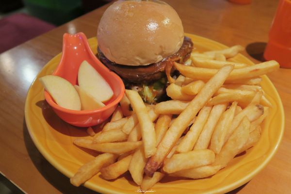 Route66 美式餐廳：台北 捷運忠孝敦化 Route66美式餐廳~皮脆噴汁的肯塔基炸雞