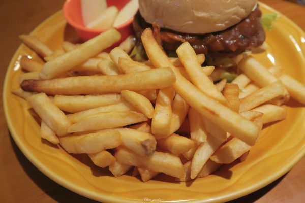 Route66 美式餐廳：台北 捷運忠孝敦化 Route66美式餐廳~皮脆噴汁的肯塔基炸雞