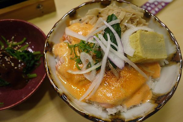 小六食堂 炙燒鮭魚丼130元