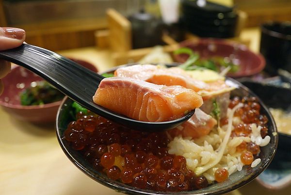 小六食堂 鮭魚親子丼250元