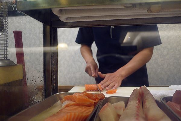 小六食堂 吧檯風景