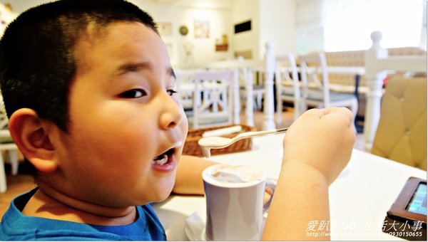 Oyami cafe:【食記/台北市】夏天就是要吃芒果鬆餅