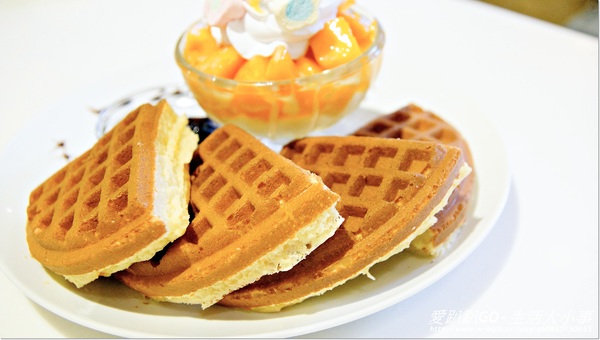 Oyami cafe:【食記/台北市】夏天就是要吃芒果鬆餅