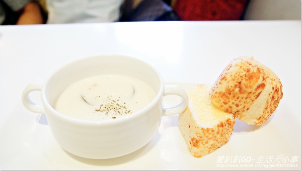 Oyami cafe:【食記/台北市】夏天就是要吃芒果鬆餅