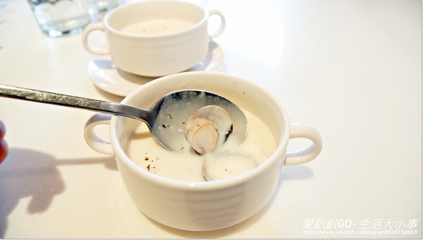 Oyami cafe:【食記/台北市】夏天就是要吃芒果鬆餅