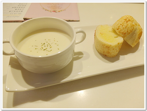 Oyami cafe：【Oyami cafe】 Mafia酸甜初體驗ღ超有料的海鮮燉飯ღ盆栽咖啡超好喝ღ