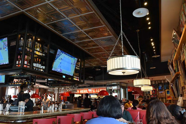 T.G.I.Friday's 星期五美式餐廳(阪急旗艦店)：[美食]TGI FRIDAYS 阪急旗艦店