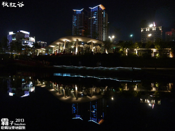 秋紅谷廣場：秋紅谷廣場，台中超夯景點(泰迪熊展出中～2014.01.05)