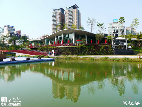 秋紅谷廣場：秋紅谷廣場，台中超夯景點(泰迪熊展出中～2014.01.05)