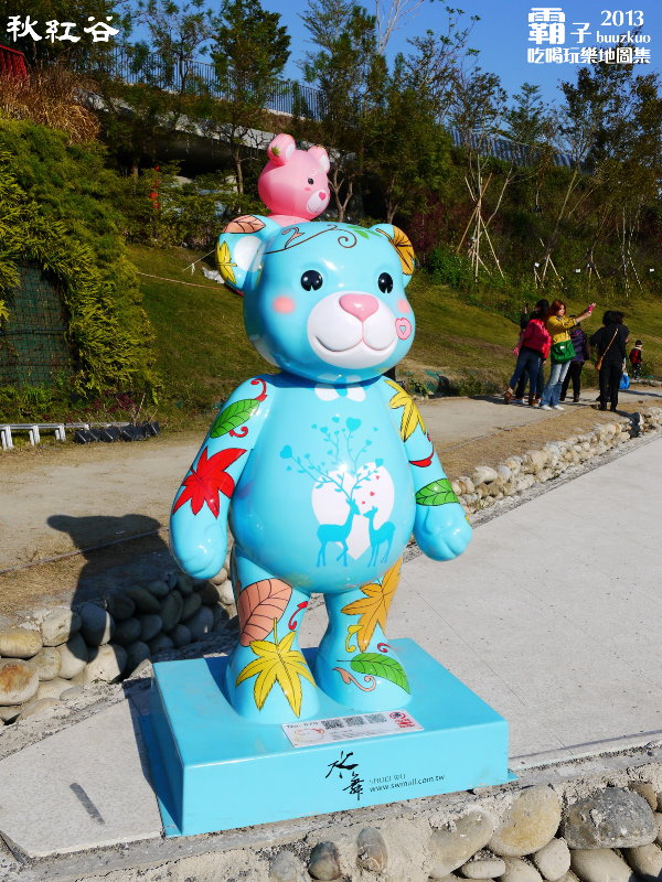 秋紅谷廣場：秋紅谷廣場，台中超夯景點(泰迪熊展出中～2014.01.05)