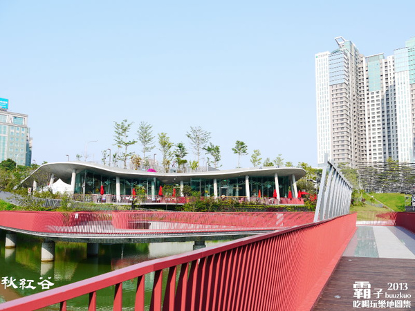 秋紅谷廣場：秋紅谷廣場，台中超夯景點(泰迪熊展出中～2014.01.05)