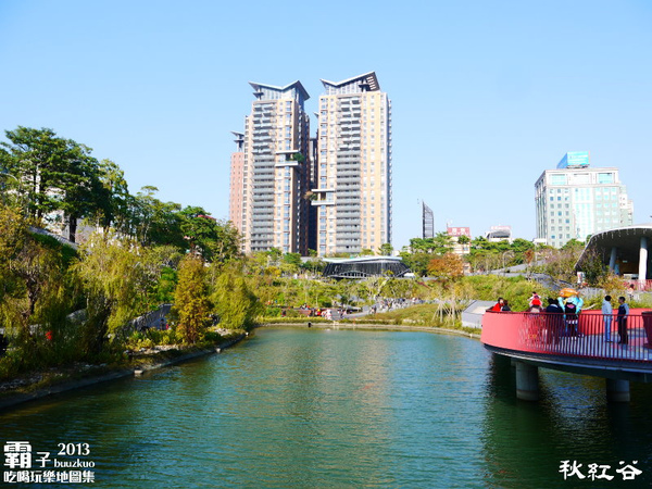 秋紅谷廣場：秋紅谷廣場，台中超夯景點(泰迪熊展出中～2014.01.05)