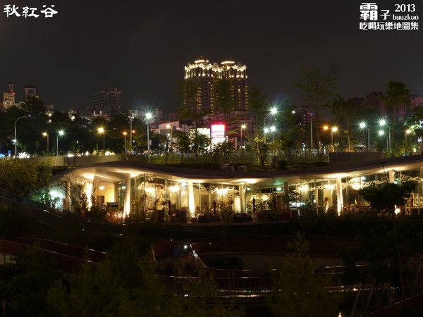 秋紅谷廣場：秋紅谷廣場，台中超夯景點(泰迪熊展出中～2014.01.05)