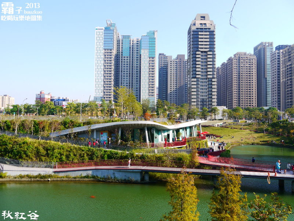 秋紅谷廣場：秋紅谷廣場，台中超夯景點(泰迪熊展出中～2014.01.05)