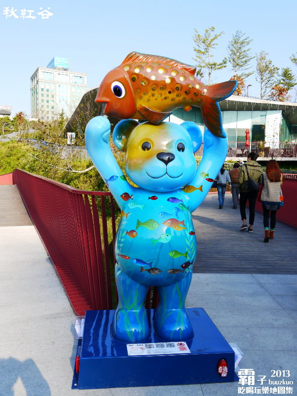 秋紅谷廣場：秋紅谷廣場，台中超夯景點(泰迪熊展出中～2014.01.05)