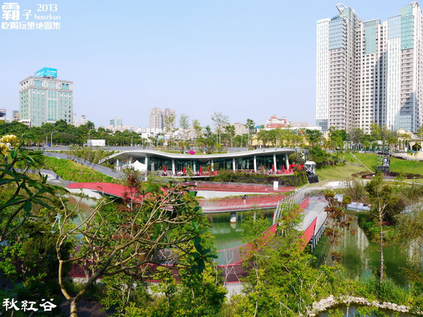 秋紅谷廣場：秋紅谷廣場，台中超夯景點(泰迪熊展出中～2014.01.05)
