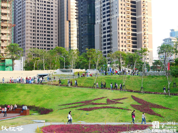 秋紅谷廣場：秋紅谷廣場，台中超夯景點(泰迪熊展出中～2014.01.05)