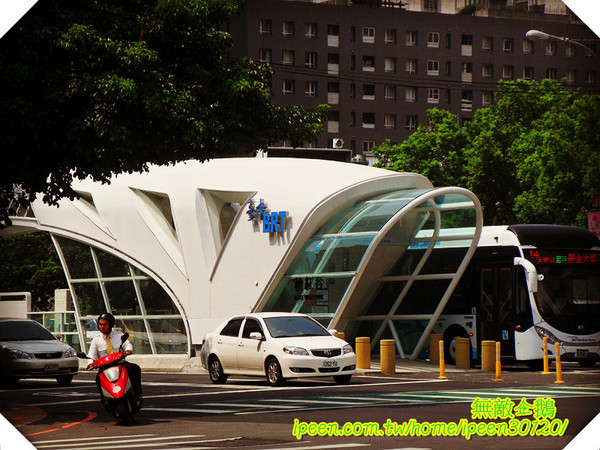 秋紅谷廣場：【台中】全台唯一凹地公園...超漂亮!!《秋紅谷廣場》