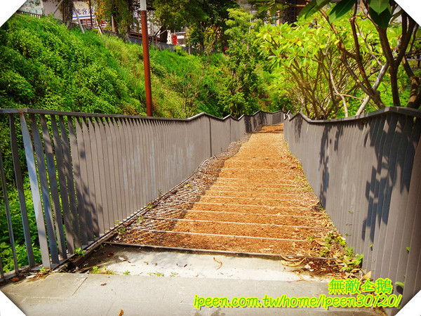 秋紅谷廣場：【台中】全台唯一凹地公園...超漂亮!!《秋紅谷廣場》