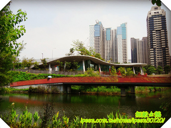 秋紅谷廣場：【台中】全台唯一凹地公園...超漂亮!!《秋紅谷廣場》