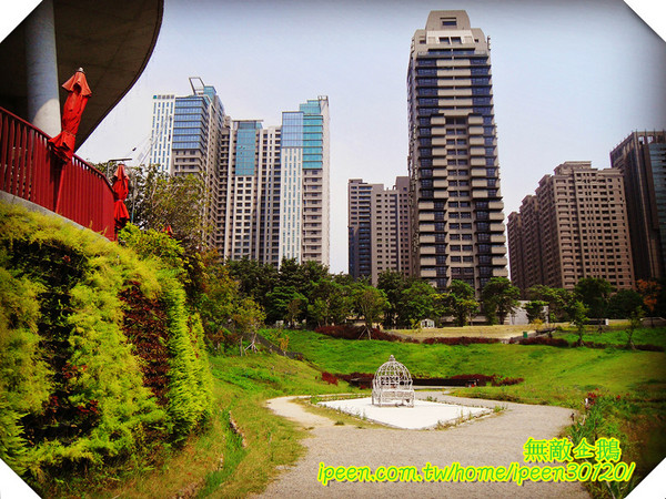 秋紅谷廣場：【台中】全台唯一凹地公園...超漂亮!!《秋紅谷廣場》