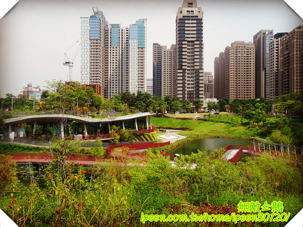 秋紅谷廣場：【台中】全台唯一凹地公園...超漂亮!!《秋紅谷廣場》