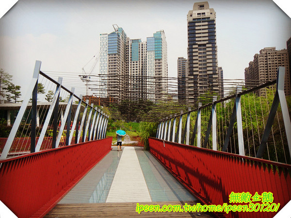 秋紅谷廣場：【台中】全台唯一凹地公園...超漂亮!!《秋紅谷廣場》