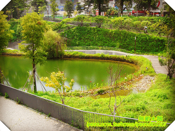 秋紅谷廣場：【台中】全台唯一凹地公園...超漂亮!!《秋紅谷廣場》