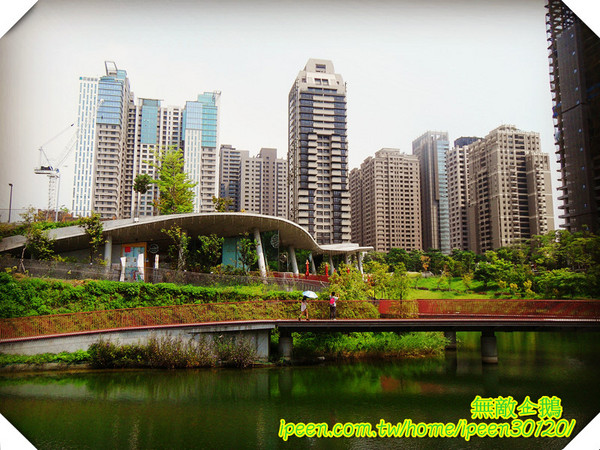 秋紅谷廣場：【台中】全台唯一凹地公園...超漂亮!!《秋紅谷廣場》