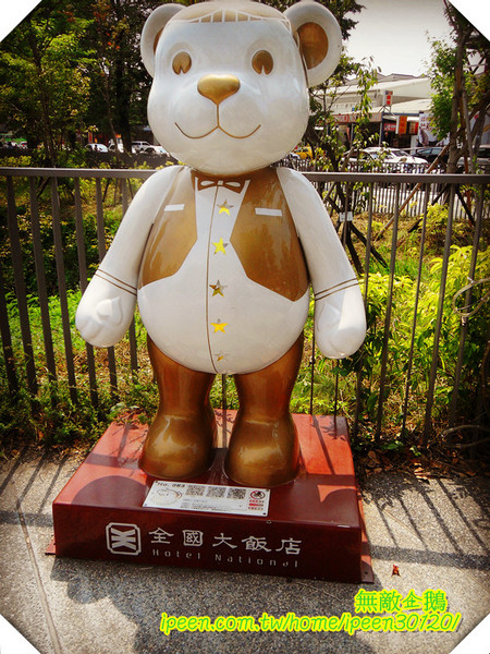 秋紅谷廣場：【台中】全台唯一凹地公園...超漂亮!!《秋紅谷廣場》