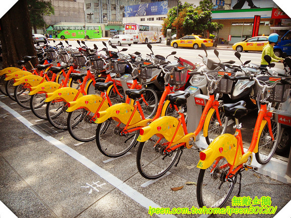 秋紅谷廣場：【台中】全台唯一凹地公園...超漂亮!!《秋紅谷廣場》