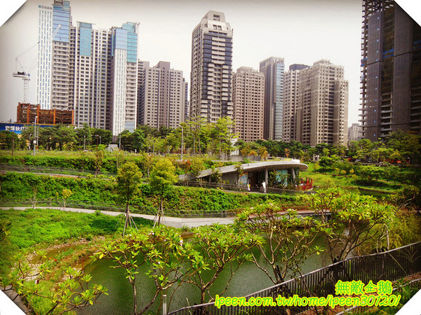 秋紅谷廣場：【台中】全台唯一凹地公園...超漂亮!!《秋紅谷廣場》