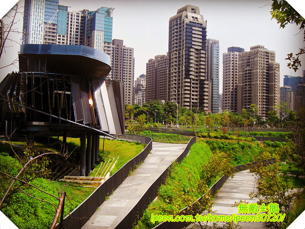 秋紅谷廣場：【台中】全台唯一凹地公園...超漂亮!!《秋紅谷廣場》