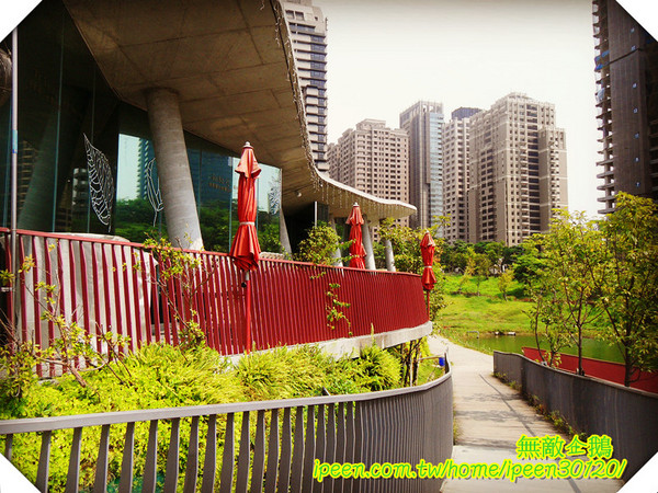 秋紅谷廣場：【台中】全台唯一凹地公園...超漂亮!!《秋紅谷廣場》