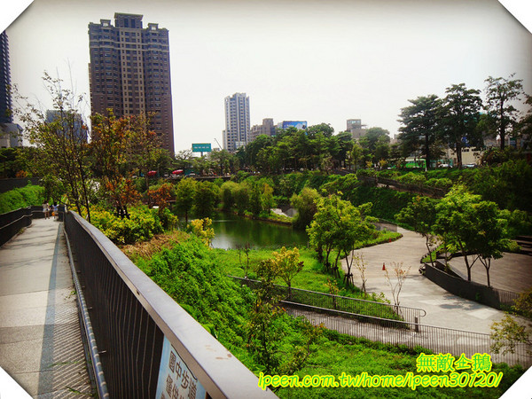 秋紅谷廣場：【台中】全台唯一凹地公園...超漂亮!!《秋紅谷廣場》