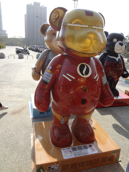 秋紅谷廣場：1021124[官本金文愛台灣]2013泰迪熊台中樂活嘉年華即將在台中秋紅谷廣場熊霸天下引爆熊熊的原力與可愛