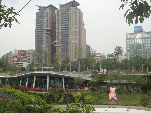 秋紅谷廣場：1021124[官本金文愛台灣]2013泰迪熊台中樂活嘉年華即將在台中秋紅谷廣場熊霸天下引爆熊熊的原力與可愛