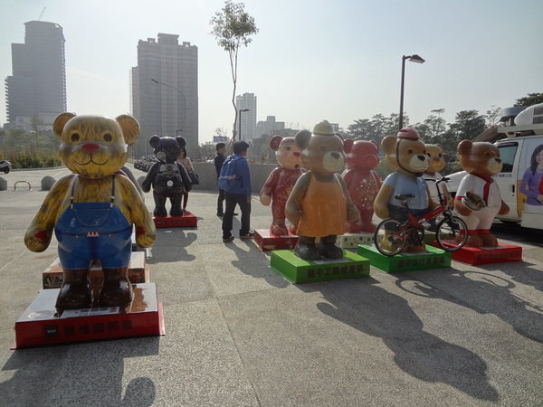 秋紅谷廣場：1021124[官本金文愛台灣]2013泰迪熊台中樂活嘉年華即將在台中秋紅谷廣場熊霸天下引爆熊熊的原力與可愛