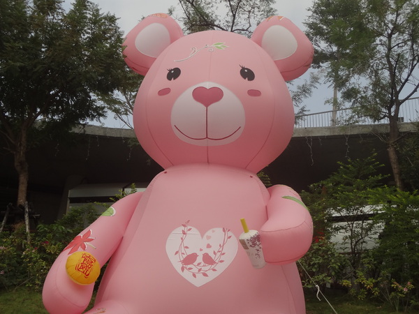 秋紅谷廣場：1021124[官本金文愛台灣]2013泰迪熊台中樂活嘉年華即將在台中秋紅谷廣場熊霸天下引爆熊熊的原力與可愛