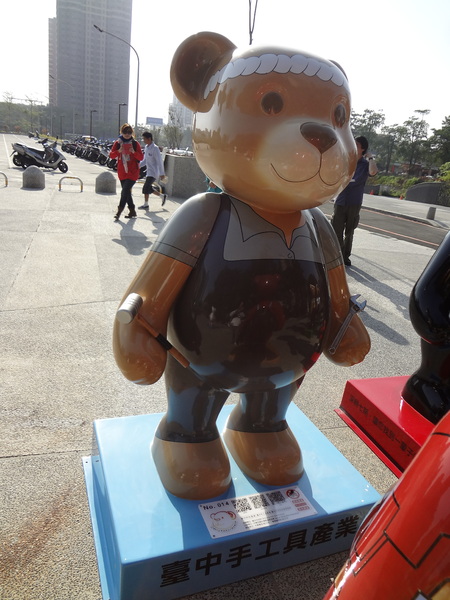 秋紅谷廣場：1021124[官本金文愛台灣]2013泰迪熊台中樂活嘉年華即將在台中秋紅谷廣場熊霸天下引爆熊熊的原力與可愛