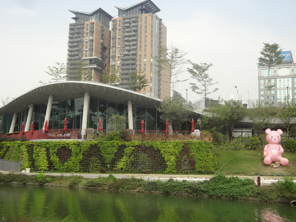 秋紅谷廣場：1021124[官本金文愛台灣]2013泰迪熊台中樂活嘉年華即將在台中秋紅谷廣場熊霸天下引爆熊熊的原力與可愛