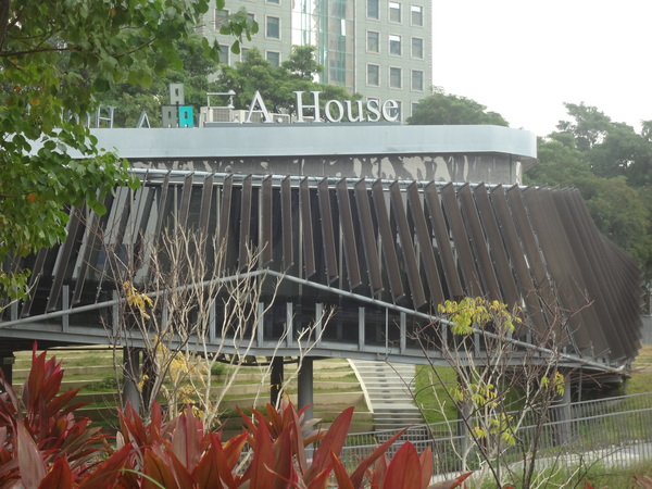 秋紅谷廣場：1021124[官本金文愛台灣]2013泰迪熊台中樂活嘉年華即將在台中秋紅谷廣場熊霸天下引爆熊熊的原力與可愛