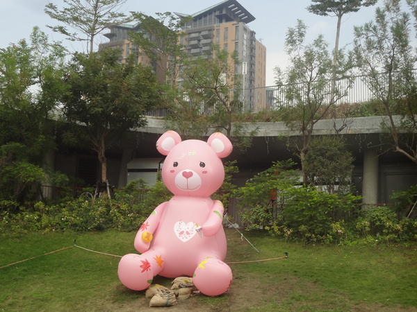 秋紅谷廣場：1021124[官本金文愛台灣]2013泰迪熊台中樂活嘉年華即將在台中秋紅谷廣場熊霸天下引爆熊熊的原力與可愛