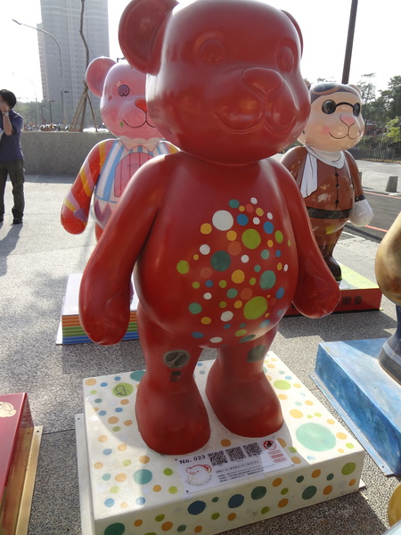 秋紅谷廣場：1021124[官本金文愛台灣]2013泰迪熊台中樂活嘉年華即將在台中秋紅谷廣場熊霸天下引爆熊熊的原力與可愛