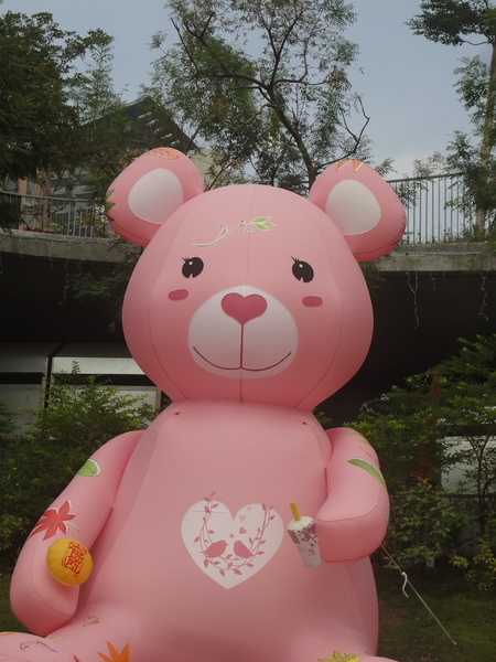 秋紅谷廣場：1021124[官本金文愛台灣]2013泰迪熊台中樂活嘉年華即將在台中秋紅谷廣場熊霸天下引爆熊熊的原力與可愛